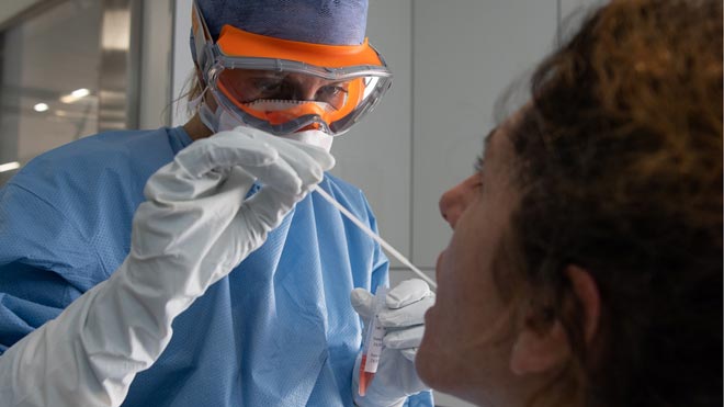 Sanidad intensifica la investigación de los contagios locales de coronavirus en España. En la foto, atención a un paciente en el Hospital Clínica.