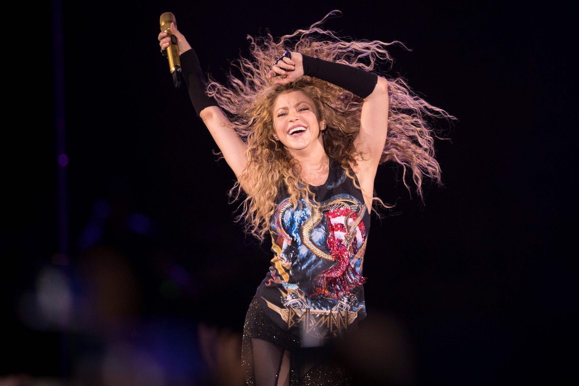 Shakira sorprende al tomarse una selfie con fan en pleno concierto
