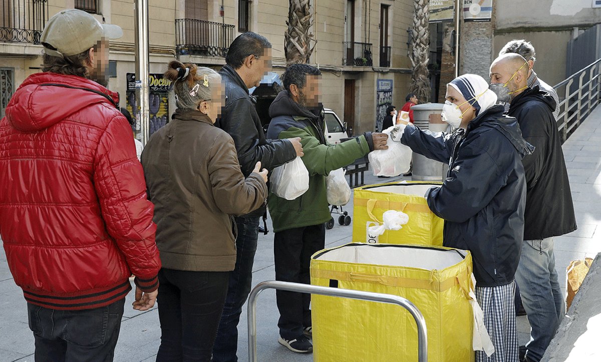 https://estaticos.elperiodico.com/resources/jpg/0/4/voluntarios-del-comedor-reina-paz-las-misioneras-caridad-reparten-alimentos-entre-personas-necesitadas-barrio-del-raval-barcelona-abril-1588189283840.jpg