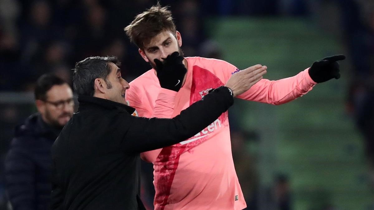 Piqué habla con Valverde en Getafe.