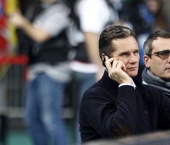 Iñaki Urdangarin habla por teléfono, durante la final del Mundial de Balonmano, el domingo en Barcelona. 