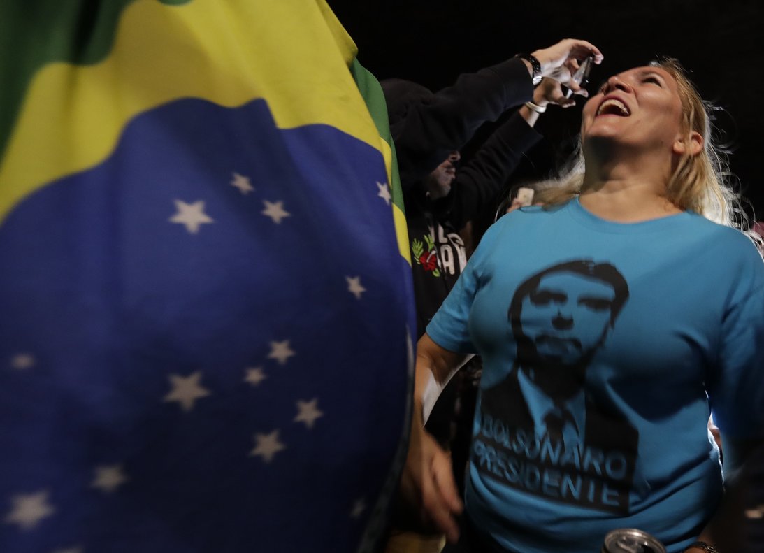 SAO PAULOÂ  BRASILÂ  - Simpatizantes del candidato a la presidencia de Brasil Jair Bolsonaro celebran su victoria en la avenida PaulistaÂ  en Sao PauloÂ  Brasil.Â  EFE Sebasti o Moreira