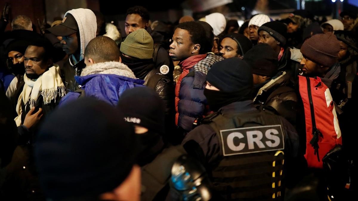 zentauroepp46696327-migrants-stand-line-french-police-evacuate-hundreds-of190820212159-1566329099080.jpg