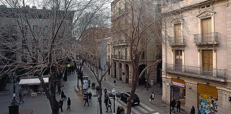La calle Gran de Sant Andreu, eje central de este barrio, a la altura de la plaza del Comerç.