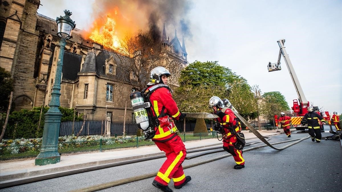 los-bomberos-trabajando-incendio-notre-dame-1555411115890.jpg