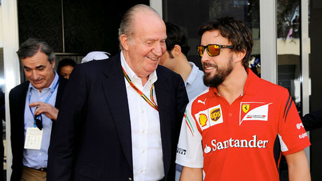 El rei Joan Carles i Fernando Alonso, al 'paddock' de Yas Marina, abans de comenar el Gran Premi d'Abu Dhabi, l'ltim de la temporada.