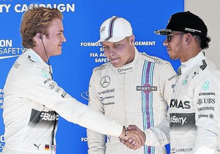 Rosberg, autor de la pole, saluda somrient un menys rialler Hamilton (2n) davant Bottas (3r), ahir a Austin.