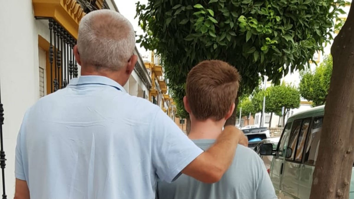 JosÃ© Carlos MÃ©lida pasea por Huelva junto a su hijo, diagnosticado autista.