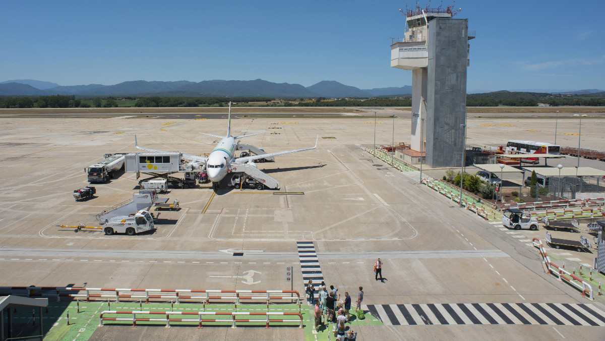 Imagen de un aviÃ³n en la pista de despegue del aeropuerto de Girona.