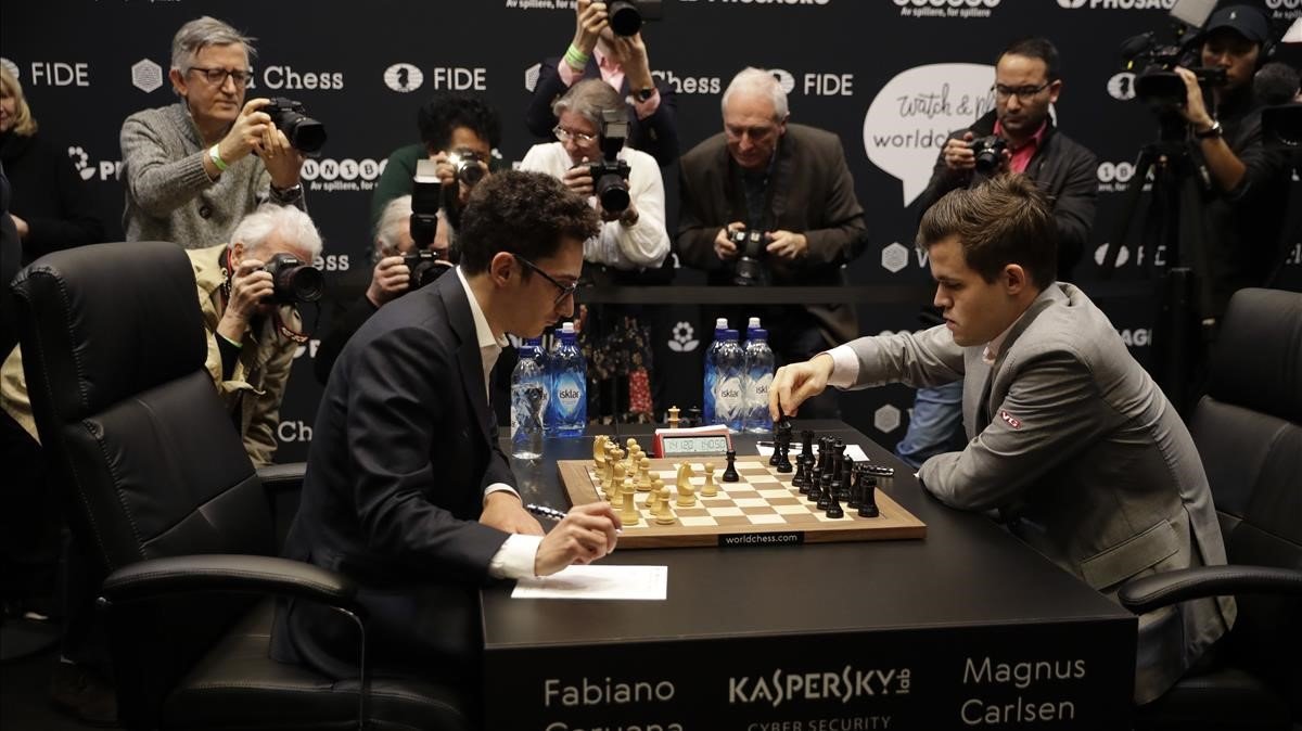 Caruana y Carlsen, durante la 12a y última partida del duelo a ritmo clásico, en el Mundial de Londres.
