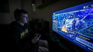 Pares i experts entaulen una batalla contra el videojoc 'Fortnite'