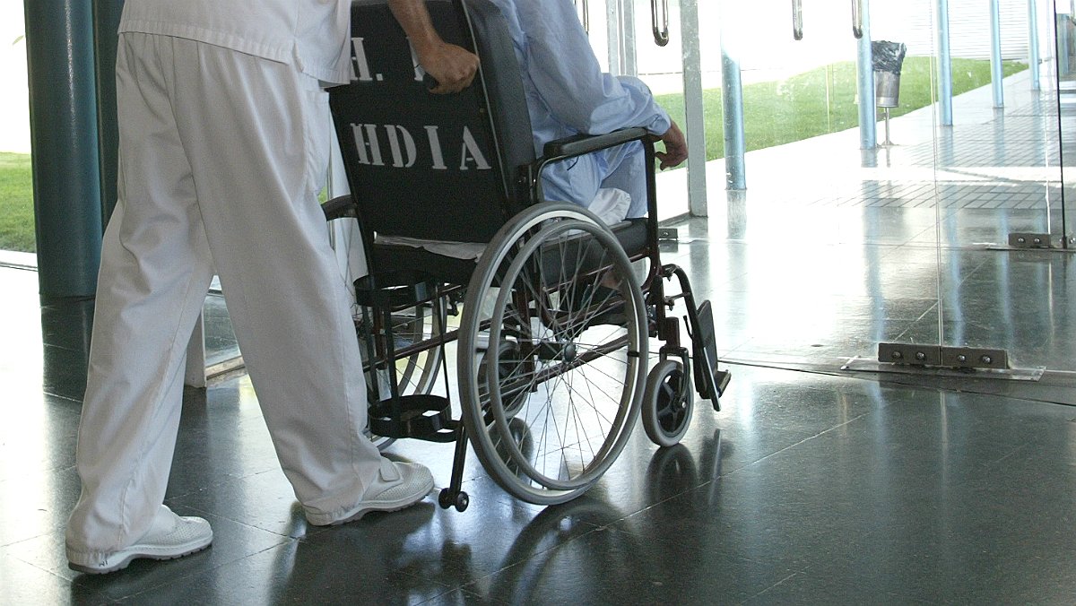 Un enfermo en silla de ruedas en un hospital. 