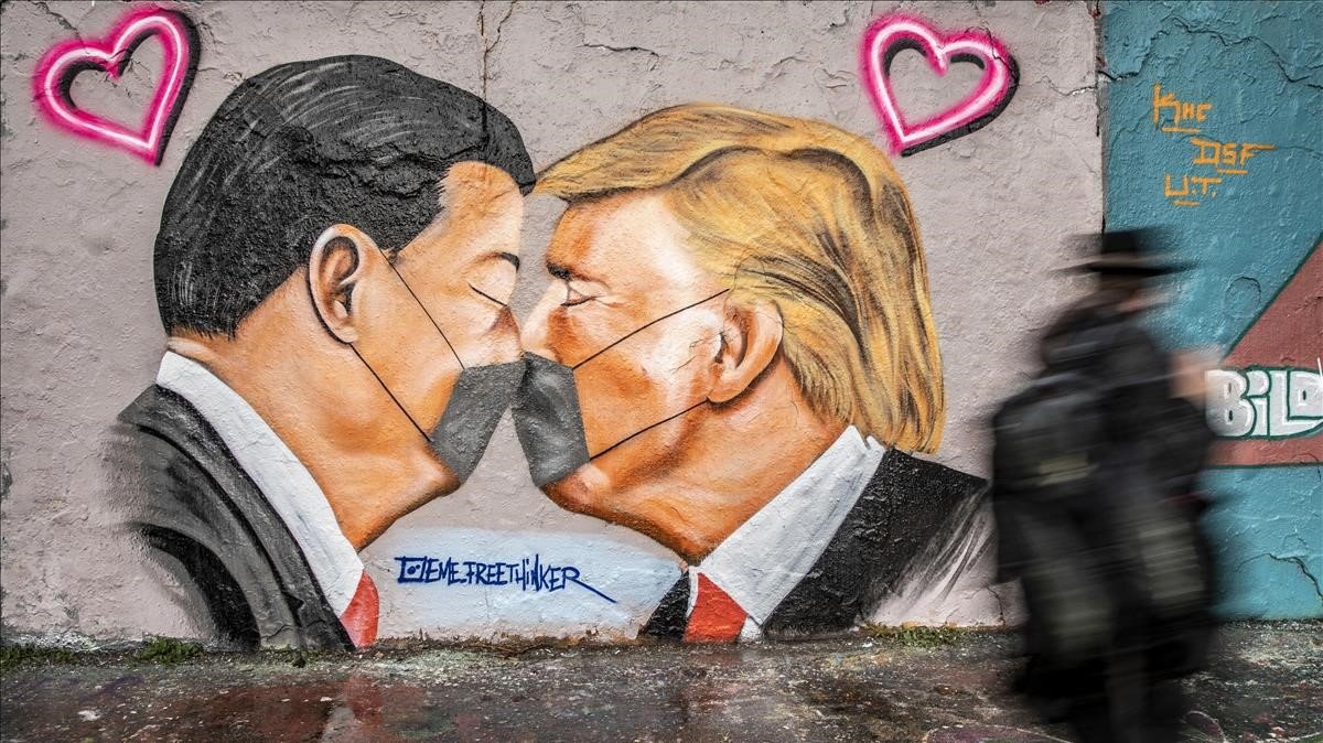 Murale su un muro di Berlino con Donald Trump e Xi Jinping