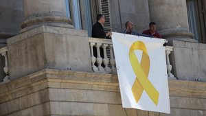 https://estaticos.elperiodico.com/resources/jpg/1/7/lazo-amarillo-colgado-nuevo-ayuntamiento-barcelona-junio-1560778125871.jpg