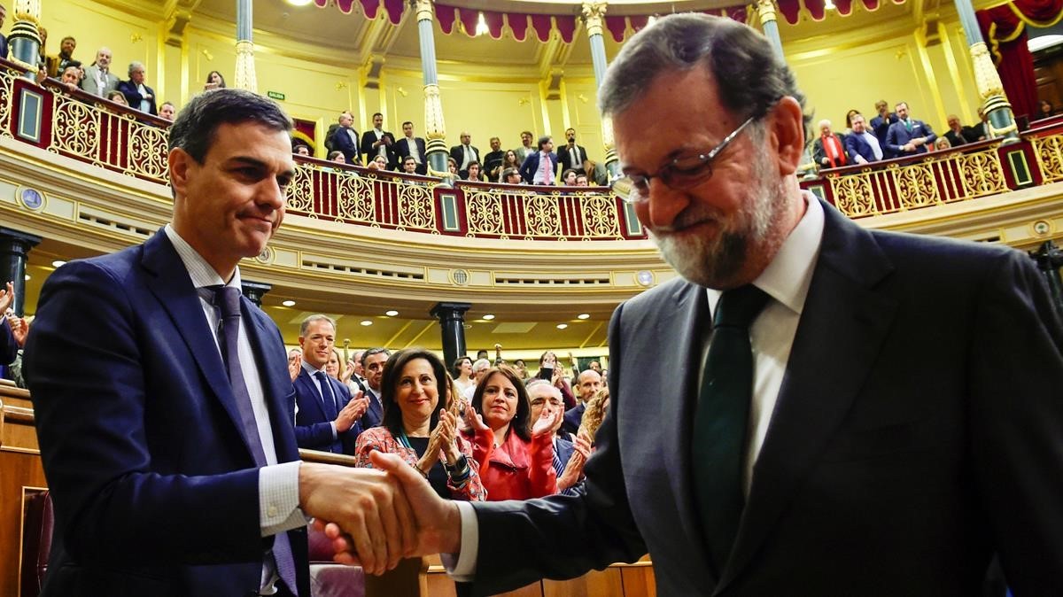 Pedro SÃ¡nchez y Mariano Rajoy se saludan, protocolariamente, tras finalizar la sesiÃ³n. 