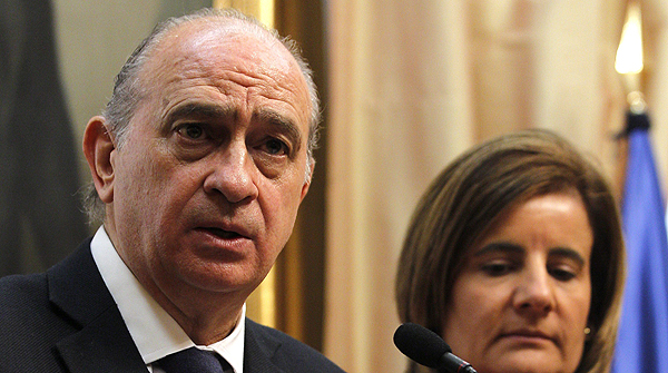 El ministre de l'Interior, Jorge Fernndez Daz, durant la firma d'un conveni amb la ministra d'Ocupaci per reforar la collaboraci en la lluita contra el frau.
