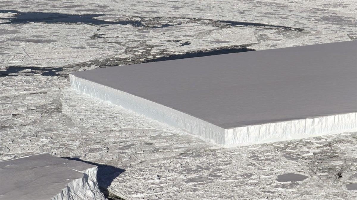 La NASA troba un iceberg en forma de rectangle perfecte