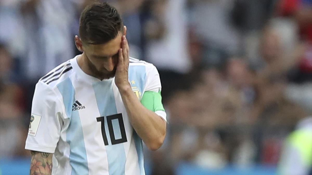 La apesadumbrada reacción de Messi al consumarse la derrota de Argentina contra Francia.