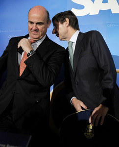 Luis de Guindos, ministro de Economia junto al presidente de Bankia, Jose Ignacio Goirigolzarri, durante un desayuno informativo del Foro Nueva Economia, a finales de noviembre.