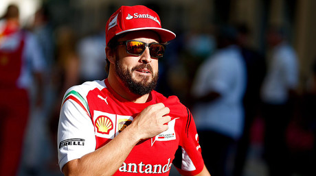 Fernando Alonso, al 'paddock' de Yas Marina, abans de comenar l'ltim Gran Premi d'Abu Dhabi, l'ltim de la temporada.