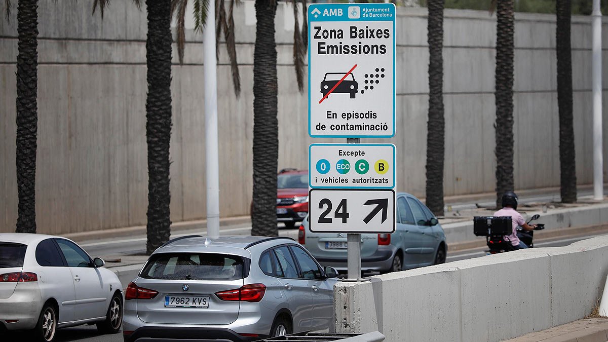 Señal de la zona de bajas de emisiones (ZBE) de Barcelona en una salida de la ronda.