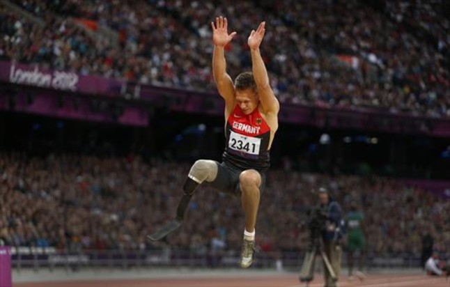 Rehm, en pleno salto, en los Juegos Paralímpicos de Londres 2012.