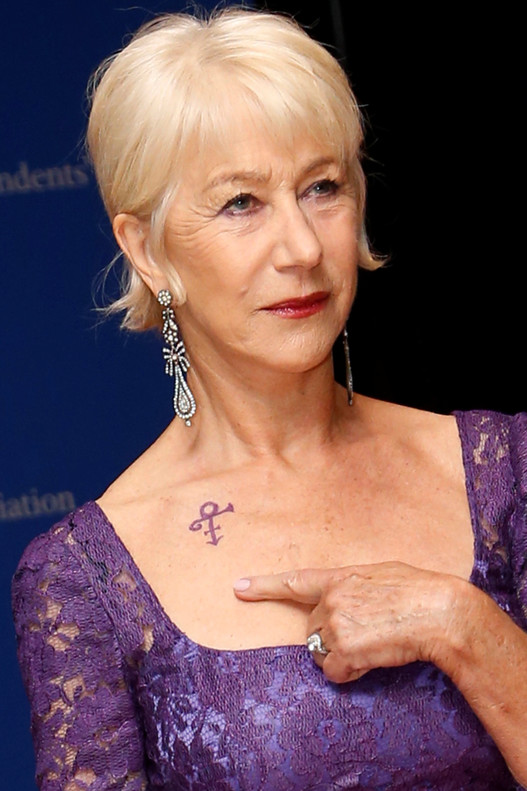 http://estaticos.elperiodico.com/resources/jpg/2/4/actress-helen-mirren-points-prince-symbol-she-wearing-she-arrives-the-red-carpet-for-the-annual-white-house-correspondents-association-dinner-washington-1462129358342.jpg