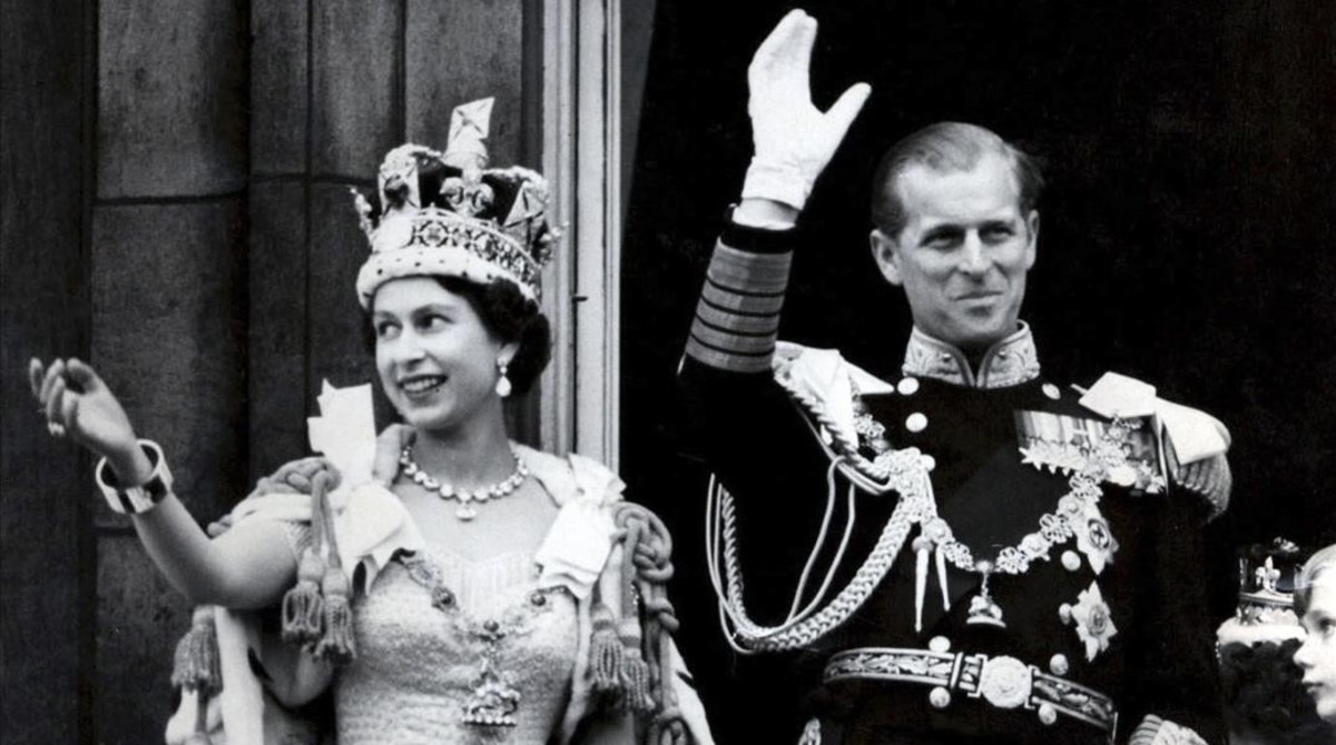 La corona que pudo partirle el cuello a Isabel II