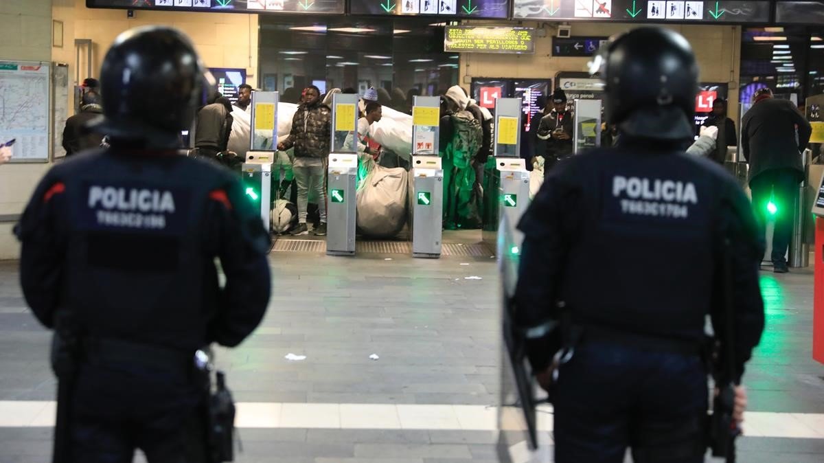 Los Mossos desalojan a los manteros en el vestÃ­bulo de Renfe en plaza de Catalunya, el pasado 10 de enero.