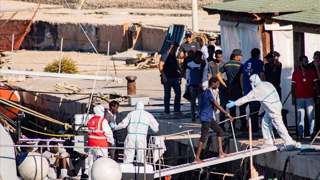 Menores no acompañados desembarcan en el puerto de Lampedusa procedentes del ’Open Arms’.