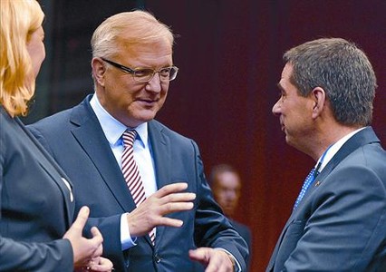 El comisario de Asuntos Econmicos y Monetarios, Olli Rehn (centro), ayer en Bruselas.