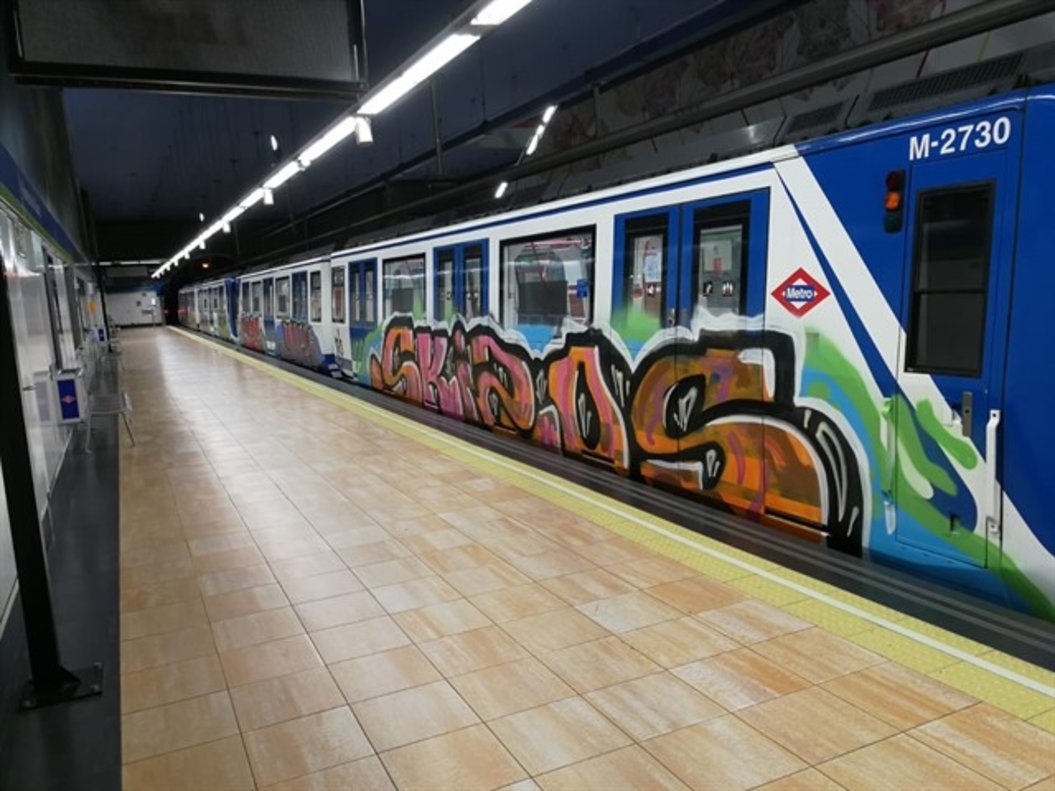 Tren pintado del Metro de Madrid.