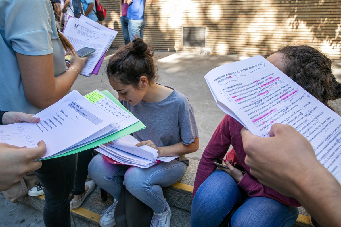 https://estaticos.elperiodico.com/resources/jpg/3/0/unos-estudiantes-antes-del-examen-selectiviad-1585910979503.jpg