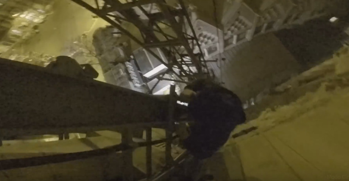 Captura del vídeo con una escalada vandálica en la Sagrada Família.