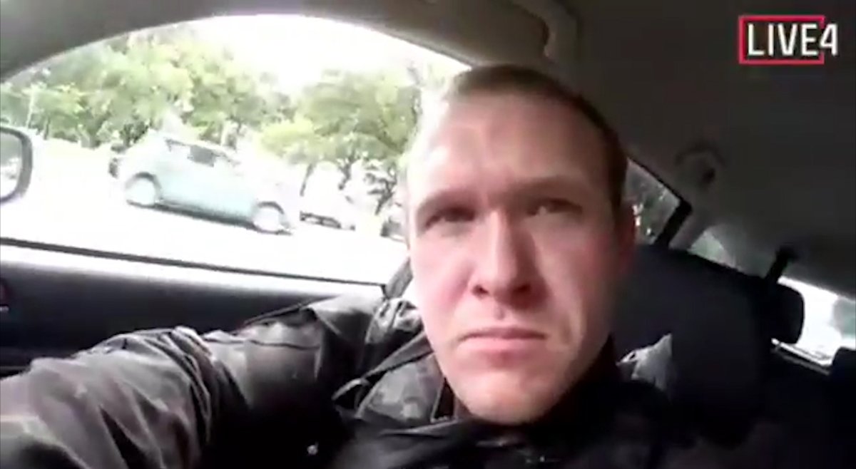 El terrorista de Nueva Zelanda comparece con gesto desafiante ante el juez