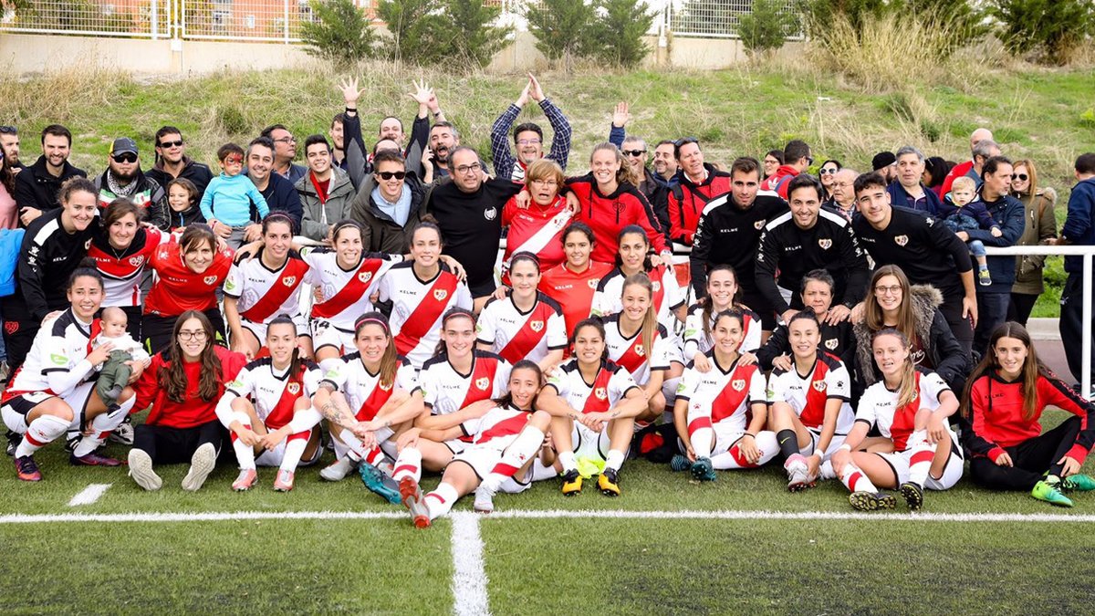 Iñigo Errejón con las jugadoras del Rayo Vallecano.