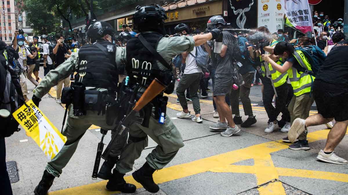 https://estaticos.elperiodico.com/resources/jpg/3/2/nuevas-protestas-contra-ley-seguridad-hong-kong-1593589202023.jpg