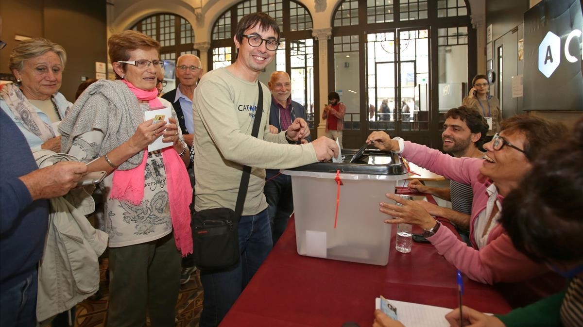 CRISIS EN CATALUÑA 5.0 - Página 73 Resultados-del-referendum-catalunya-votantes-ateneu-igualada-1506848958033