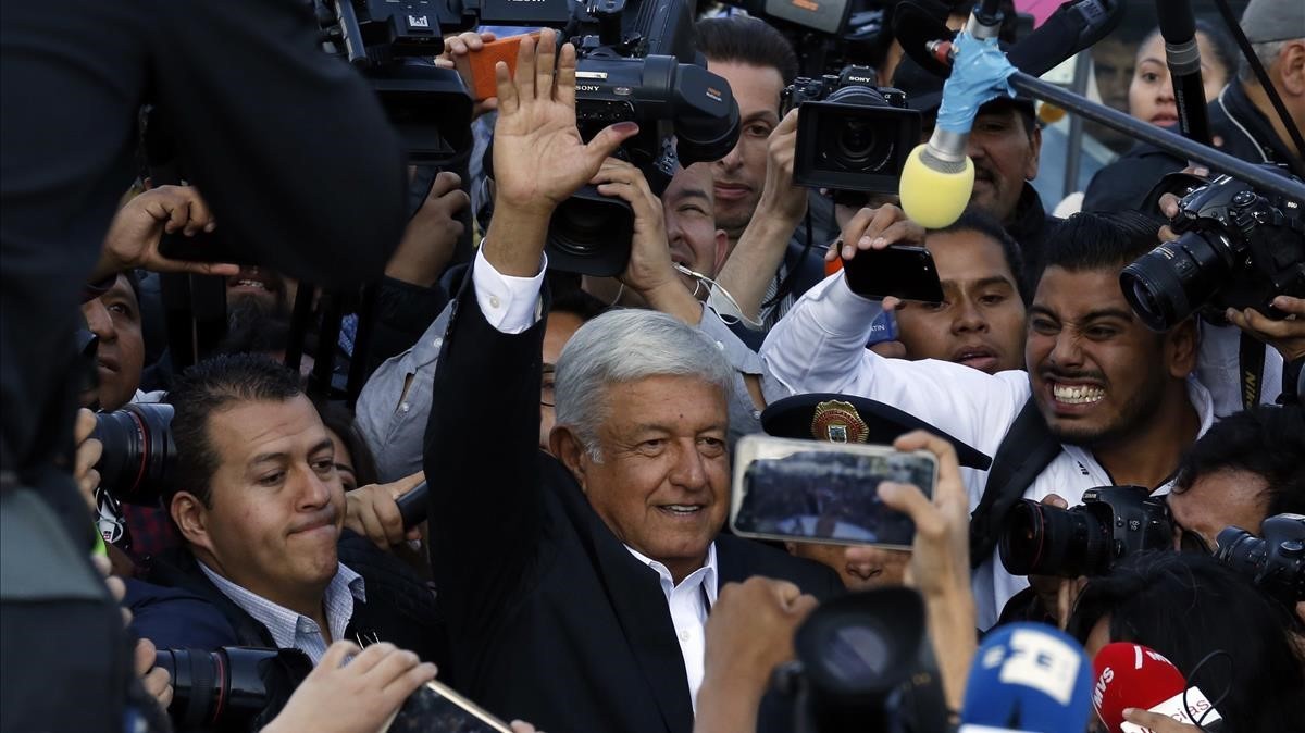 LÃ³pez Obrador tras depositar su voto en un colegio electoral en la ciudad de MÃ©xico.