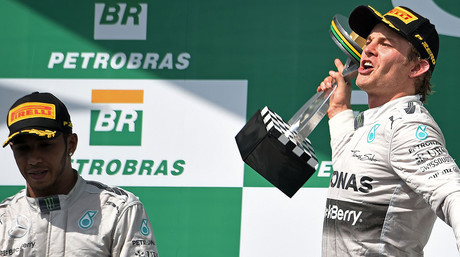 Nico Rosberg celebra el seu triomf al GP del Brasil davant Lewis Hamilton, al circuit d'Interlagos