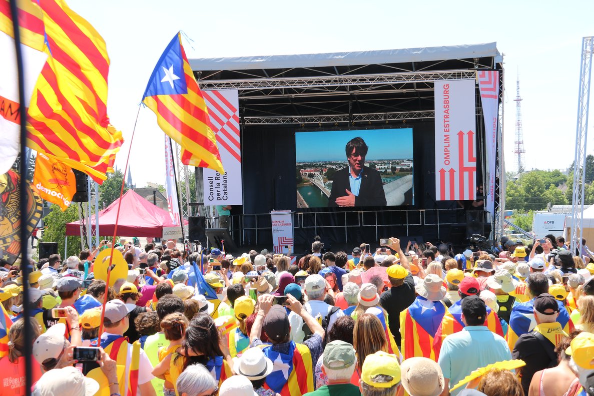 Puigdemont interviene a través de un vídeo y desde suelo alemán en el acto independentista de Estrasburgo, en Francia.