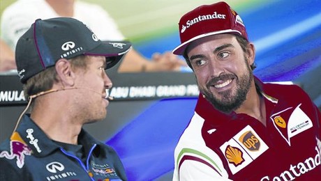 Fernando Alonso bromea ayer en Abu Dabi con Sebastian Vettel, que acababa de ser anunciado como su sustituto en Ferrari.