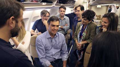 Pedro Snchez inicia su gira por Latinoamrica. En la imagen, Snchez conversa con los miembros de su delegacin en el interior del Airbus de la Fuerza Area Espaola.