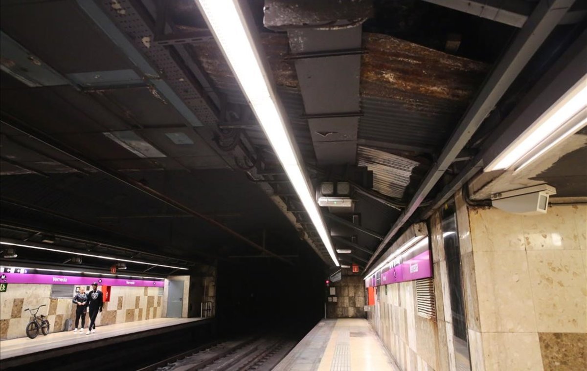 Cubierta de la estación de metro de Verneda, que cerrará en Semana Santa para retirar las placas de fibrocemento.