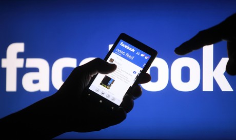 Un usuario utiliza Facebook desde un smartphone.