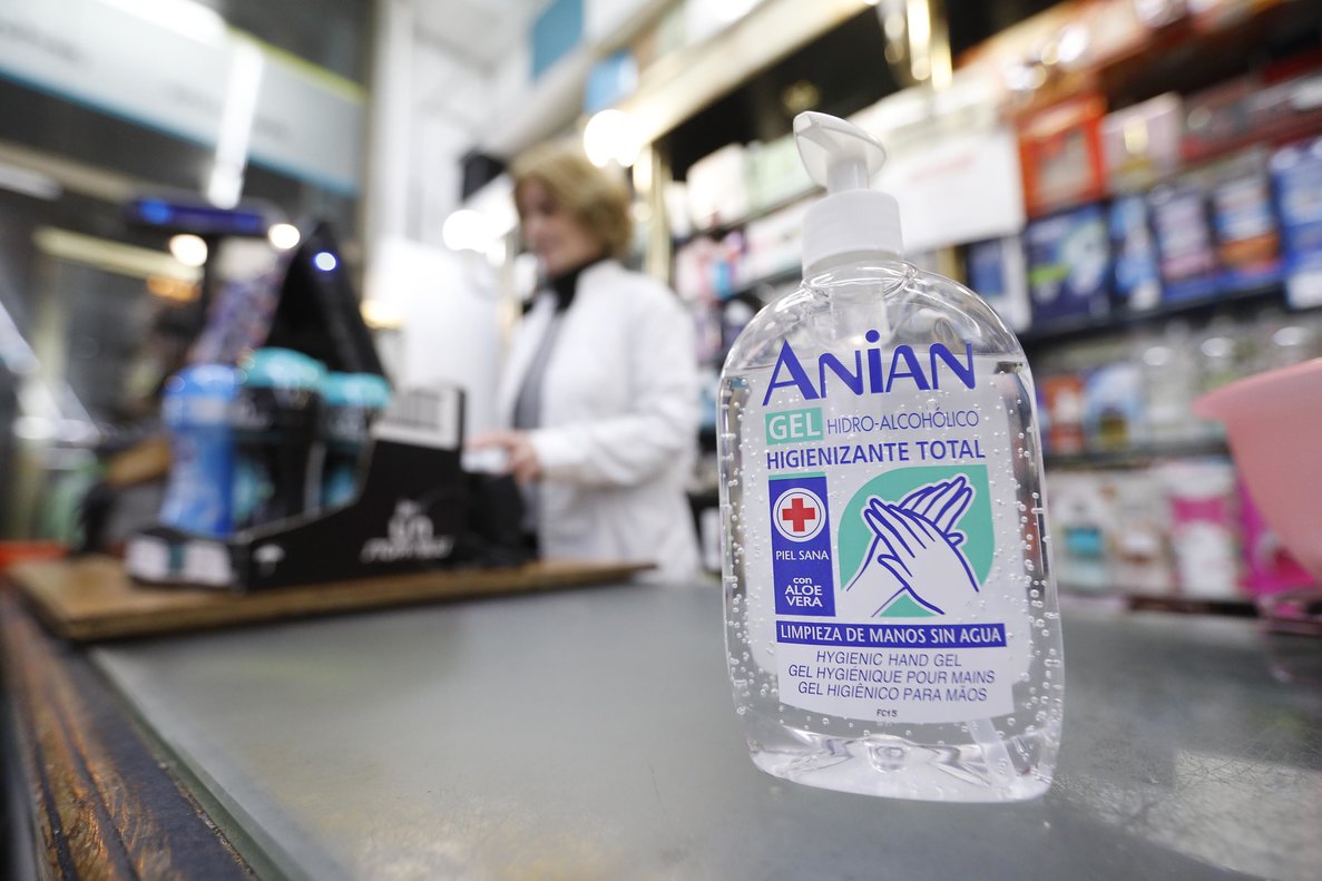 Una botella de gel desinfectante a la venta en una droguería.