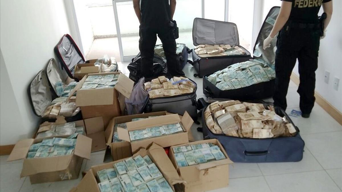 maletas-cajas-con-enormes-fajos-billetes-divisa-brasilena-piso-registrado-por-policia-salvador-bahia-septiembre-1504644084814.jpg