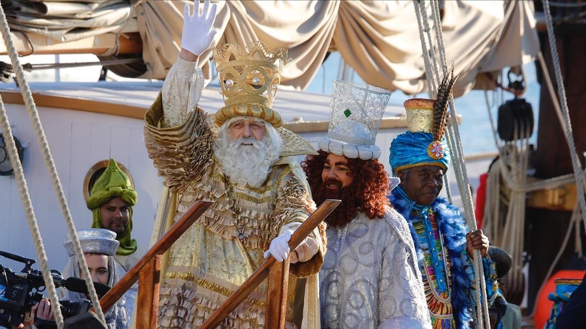 Los Reyes Magos saludan a la gente a su llegada a Barcelona, el aÃ±o pasado.