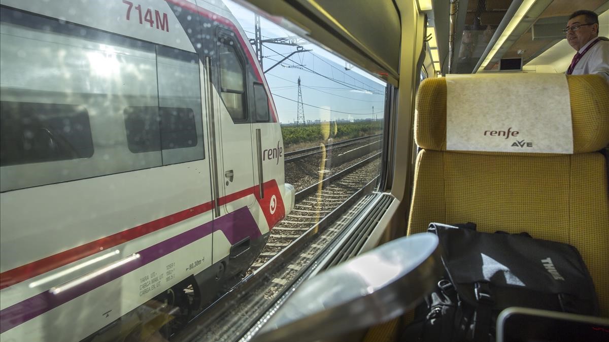 Un tren de cercanías adelanta al AVE en el que viajaba Rajoy, detenido por un problema técnico