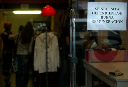 Una botiga de Barcelona amb un cartell en qu se sollicita dependenta.